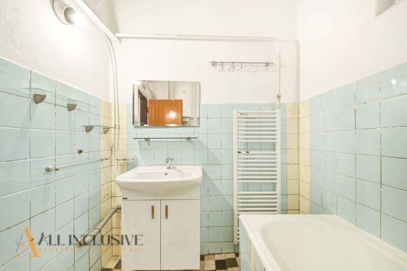 Na predaj 3-izb.rod.dom s dvojgarážou,Vojka nad Dunajom - Kúpeľňa s vaňou a umývadlom, obložená svetlomodrými kachličkami v rodinnom dome.