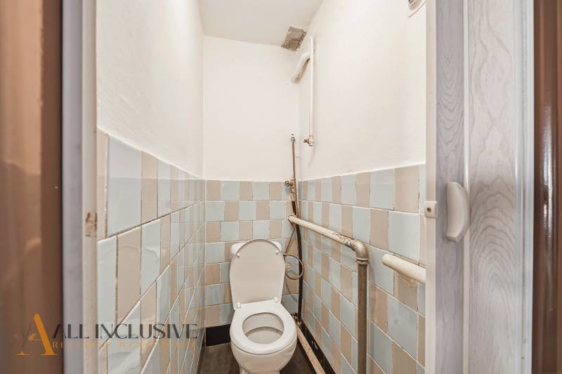 Na predaj 3-izb.rod.dom s dvojgarážou,Vojka nad Dunajom - Kúpeľňové priestory v rodinnom dome s kachličkami a záchodom.