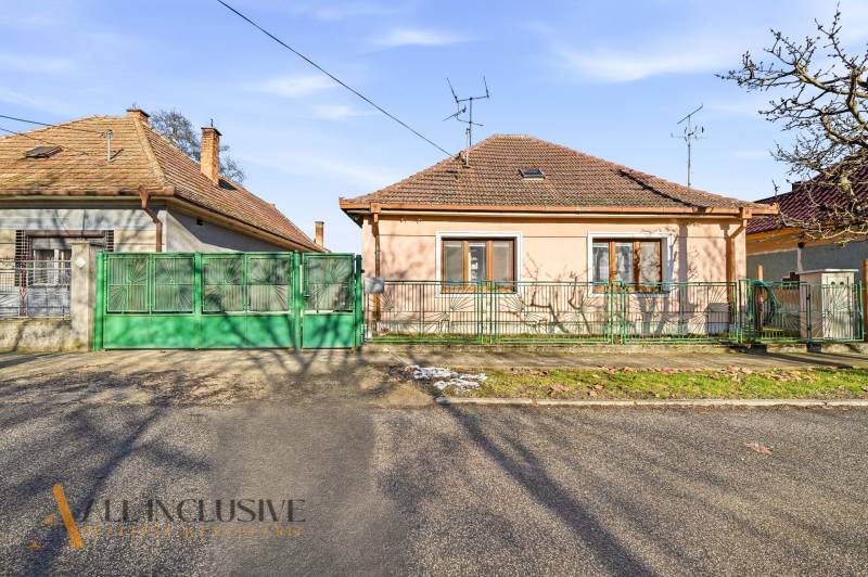 Na predaj 3-izb.rod.dom s dvojgarážou,Vojka nad Dunajom - Rodinný dom vo Vojke nad Dunajom má zelenú bránu a oplotenie, šikmú strechu.