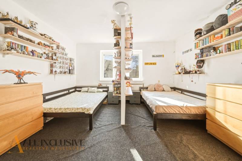 Na predaj 3-izb.rod.dom s dvojgarážou,Vojka nad Dunajom - Izba v rodinnom dome s dvoma posteľami, poličkami a detskými hračkami.