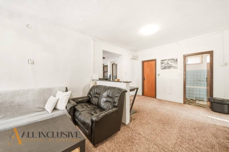 Na predaj 3-izb.rod.dom s dvojgarážou,Vojka nad Dunajom - Interiér rodinného domu s koženým kreslom, pohovkou a kobercom v obývacej izbe.