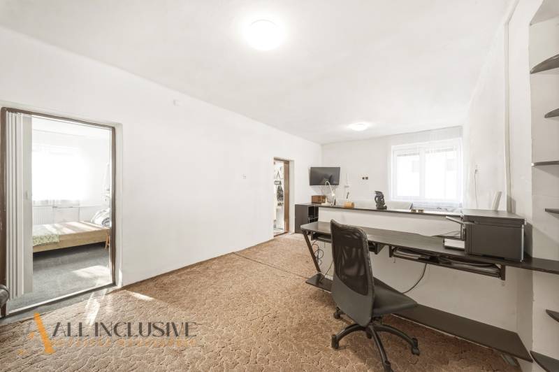 Na predaj 3-izb.rod.dom s dvojgarážou,Vojka nad Dunajom - Kancelária v rodinnom dome s kobercom a pracovným stolom, dvere vedú do spálne.