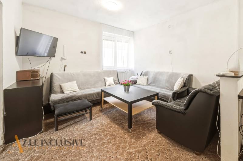 Na predaj 3-izb.rod.dom s dvojgarážou,Vojka nad Dunajom - Obývacia izba v rodinnom dome s pohovkami, stolíkom, televízorom a kobercom.