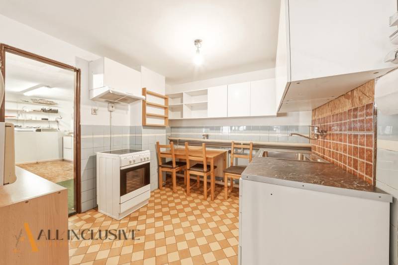 Na predaj 3-izb.rod.dom s dvojgarážou,Vojka nad Dunajom - Kuchyňa v rodinnom dome s jedálenským kútom a dlažbou s geometrickým vzorom.