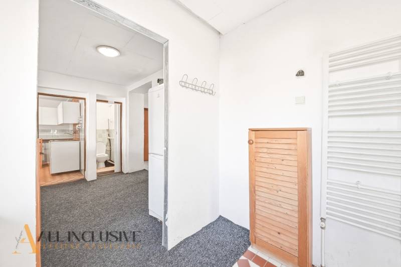 Na predaj 3-izb.rod.dom s dvojgarážou,Vojka nad Dunajom - Interiér rodinného domu s kuchyňou, kúpeľňou, chladničkou a sušiakom na stenu.