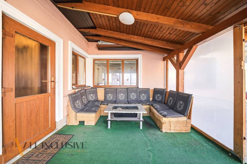 Na predaj 3-izb.rod.dom s dvojgarážou,Vojka nad Dunajom - Krytá terasa rodinného domu s pohodlným sedením a dreveným stropom.