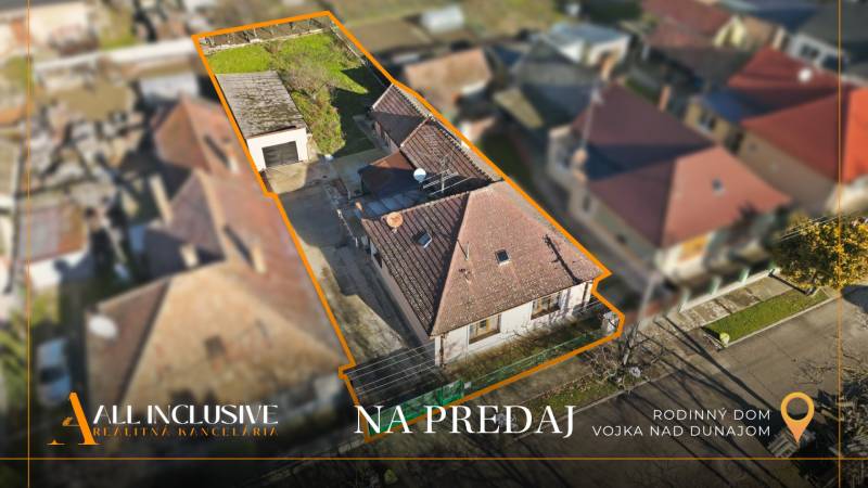 Na predaj 3-izb.rod.dom s dvojgarážou,Vojka nad Dunajom - Letecký pohľad na rodinný dom vo Vojke nad Dunajom, obklopený dvorom a garážou.
