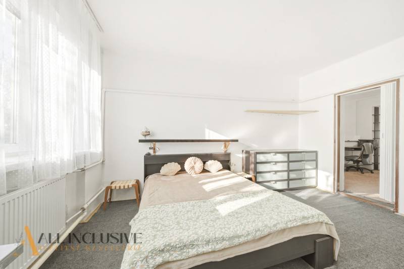 Na predaj 3-izb.rod.dom s dvojgarážou,Vojka nad Dunajom - Svetlá spálňa v rodinnom dome s posteľou, komodou a pracovňou.