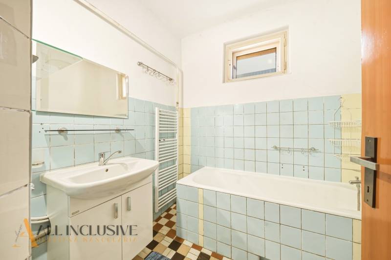 Na predaj 3-izb.rod.dom s dvojgarážou,Vojka nad Dunajom - Kúpeľňa s vaňou, umývadlom a svetlomodrými dlaždicami v rodinnom dome.