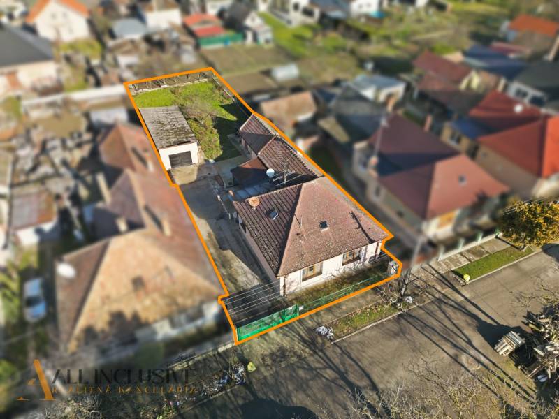 Na predaj 3-izb.rod.dom s dvojgarážou,Vojka nad Dunajom - Rodinný dom vo Vojke nad Dunajom s dvorom a garážou, zvýraznený oranžovou čiarou.