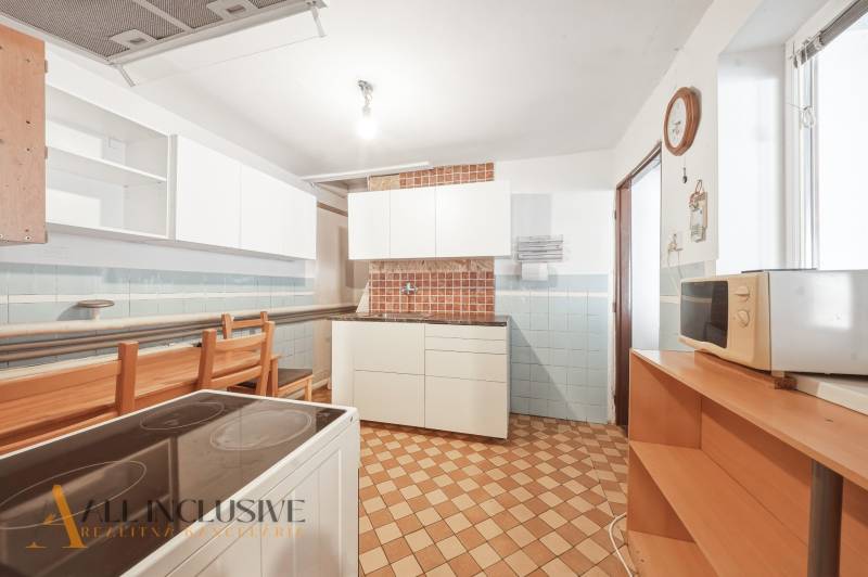 Na predaj 3-izb.rod.dom s dvojgarážou,Vojka nad Dunajom - Kuchyňa v rodinnom dome s jednoduchou výbavou a vzorovanou podlahou.