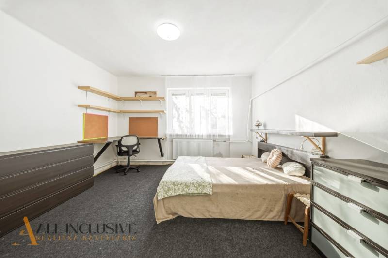 Na predaj 3-izb.rod.dom s dvojgarážou,Vojka nad Dunajom - Svetlá spálňa s posteľou a pracovným stolom v rodinnom dome.