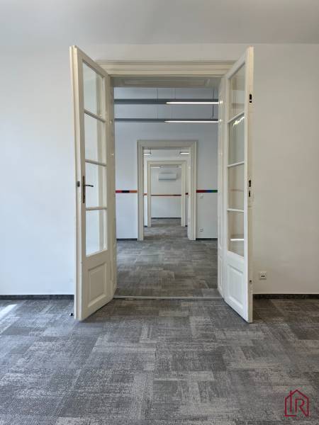 Reprezentatívne priestory na prenájom, Mlynská, Košice - Staré mesto - Otvorené dvere v kanceláriách, vedúce cez viaceré miestnosti s kobercom a bielymi stenami.