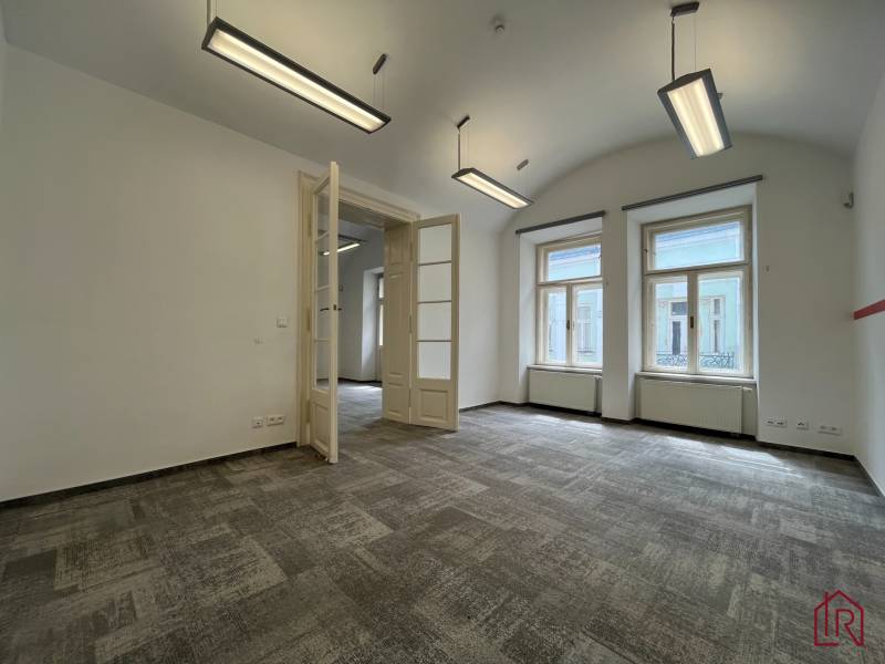 Reprezentatívne priestory na prenájom, Mlynská, Košice - Staré mesto - Kancelárie s presvetleným interiérom, veľkými oknami a podlahou v Košiciach na Mlynskej.