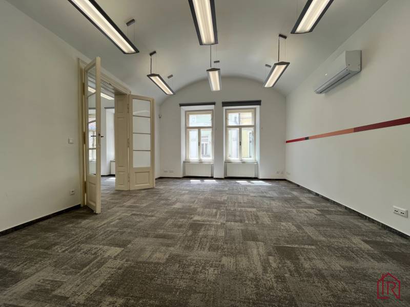 Reprezentatívne priestory na prenájom, Mlynská, Košice - Staré mesto - Kancelárie s kobercom, osvetlením a klimatizáciou, otvorené dvere vedúce do ďalšej miestnosti.