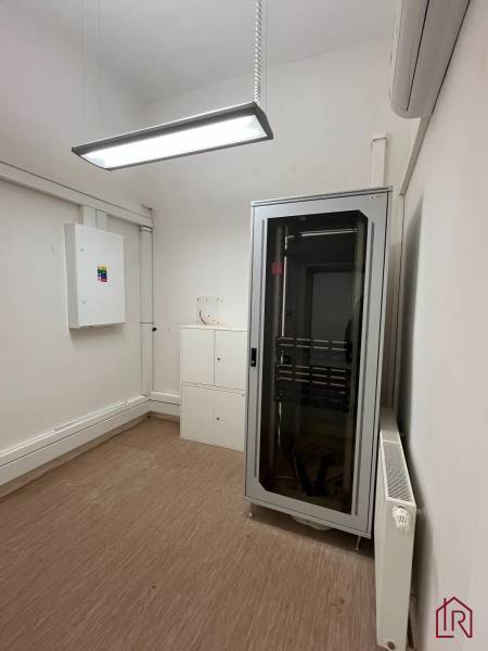 Reprezentatívne priestory na prenájom, Mlynská, Košice - Staré mesto - Serverová skriňa a osvetlenie v kancelárii.