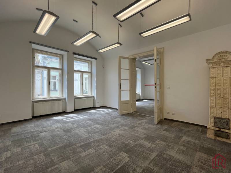 Reprezentatívne priestory na prenájom, Mlynská, Košice - Staré mesto - Priestranné kancelárie s vysokým stropom, kobercovým obložením a historickými kachľami.