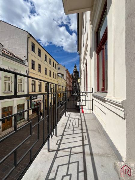 Reprezentatívne priestory na prenájom, Mlynská, Košice - Staré mesto - Ulica Mlynská v Košiciach - mestská časť Staré Mesto, pohľad z kancelárie.