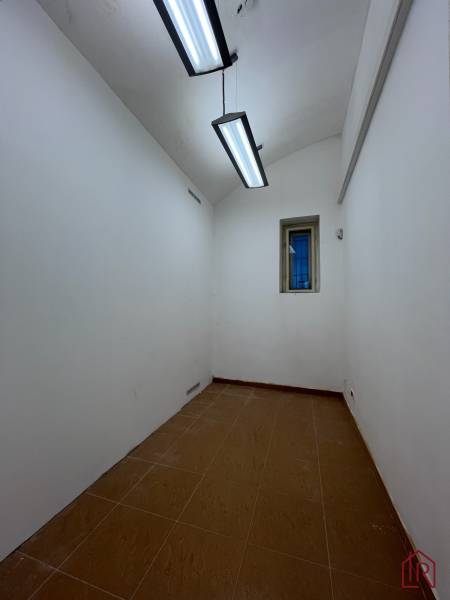 Reprezentatívne priestory na prenájom, Mlynská, Košice - Staré mesto - Dlhá úzka miestnosť s bielymi stenami a malým oknom, kancelárie.