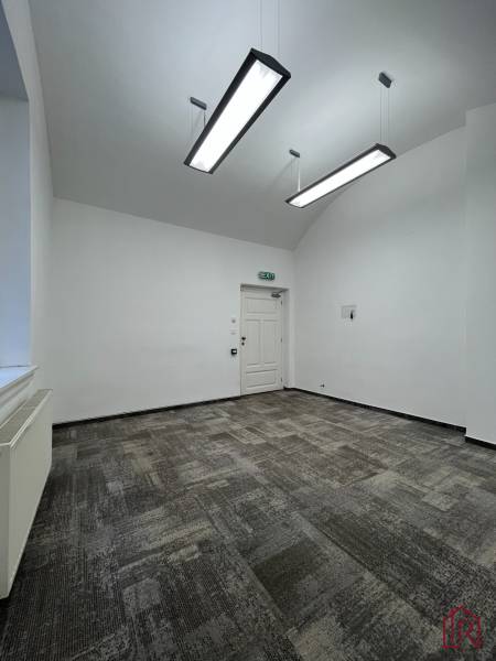 Reprezentatívne priestory na prenájom, Mlynská, Košice - Staré mesto - Prázdna kancelária s bielymi stenami a sivým kobercom.