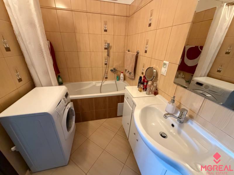 3 izbový byt s balkónom Topoľčany  - Kúpeľňa so sprchou a vaňou v 3-izbovom byte, s práčkou a umývadlom.