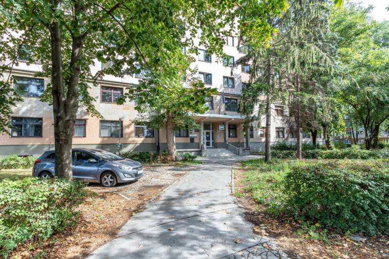 Prenájom BC TOMÁŠIKOVA 35 - kancelária - 25m2, 294 € vrátane energií - Budova obklopená zeleňou na Tomášikovej ulici, Košice - mestská časť Sever, kancelárie.