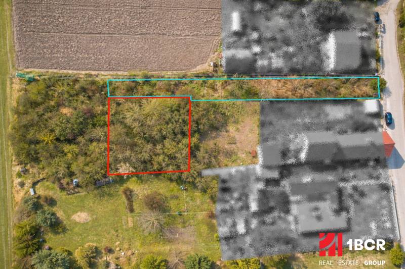 INVESTIČNÁ PRÍLEŽITOSŤ - STAVEBNÝ POZEMOK S MOŽNOSŤOU ROZŠÍRENIA - Letecký pohľad na pozemky na bývanie v lokalite Malá Paka, Veľká Paka s okolitou zeleňou.