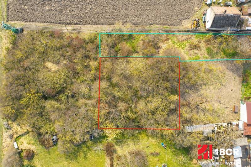INVESTIČNÁ PRÍLEŽITOSŤ - STAVEBNÝ POZEMOK S MOŽNOSŤOU ROZŠÍRENIA - Letecký pohľad na pozemky na bývanie v Malých Pakách, Veľká Paka.
