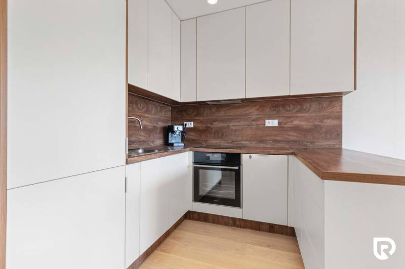 | Krásny a moderný 2-izbový byt | 51,50m² | - Kuchynská linka s dreveným dekorom a vstavanými spotrebičmi v 2-izbovom byte.