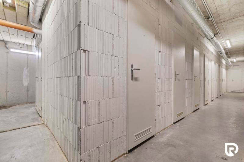 | Krásny a moderný 2-izbový byt | 51,50m² | - Klietkové pivničné priestory so železobetónovými stenami a potrubím v 2-izbovom byte.