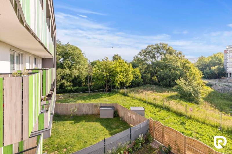 | Krásny a moderný 2-izbový byt | 51,50m² | - Balkón 2-izbového bytu v Bratislave - Záhorská Bystrica na Kunovskej ulici s výhľadom na zeleň.