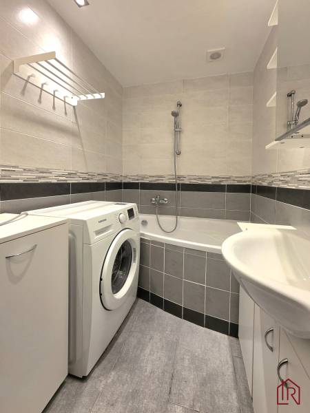 Prenájom, 1,5i Terasa, Kežmarská, zariadený - Kúpeľňa s vaňou, práčkou a dlažbou v 2-izbovom byte.