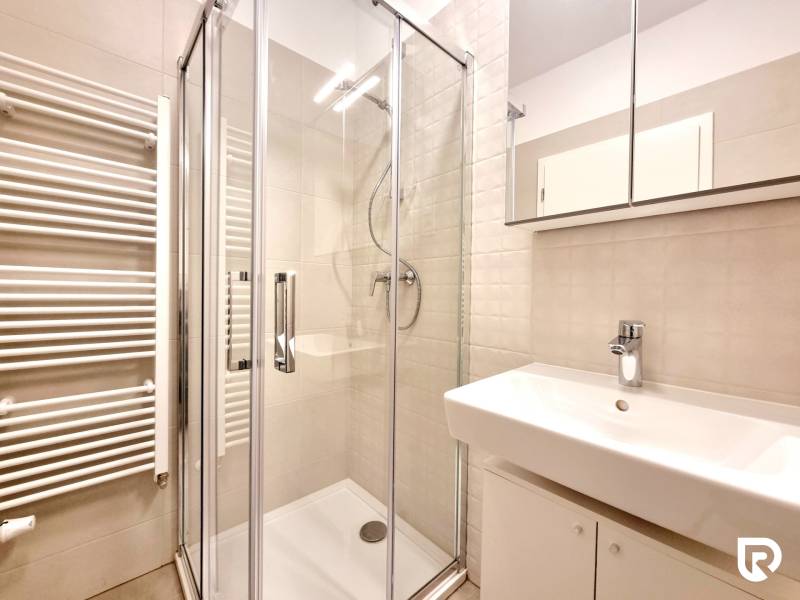 Posledný investičný krásny 2-izbový byt | 62 m² | RÍNOK RAČA - Kúpeľňa so sprchovacím kútom a umývadlom v 2-izbovom byte.