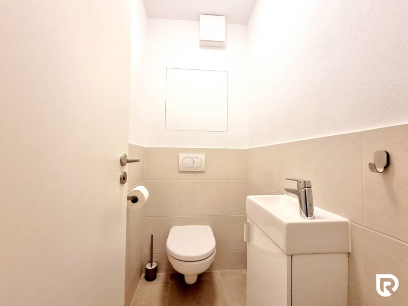 Posledný investičný krásny 2-izbový byt | 62 m² | RÍNOK RAČA - Kúpeľňa s podlahou, umývadlom a toaletou v 2-izbovom byte.