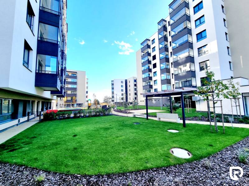 Posledný investičný krásny 2-izbový byt | 55 m² | RÍNOK RAČA - Rezidenčná zóna so zeleňou na ulici Františka Kubu, Bratislava - Rača, obklopujúca 3-izbové byty.