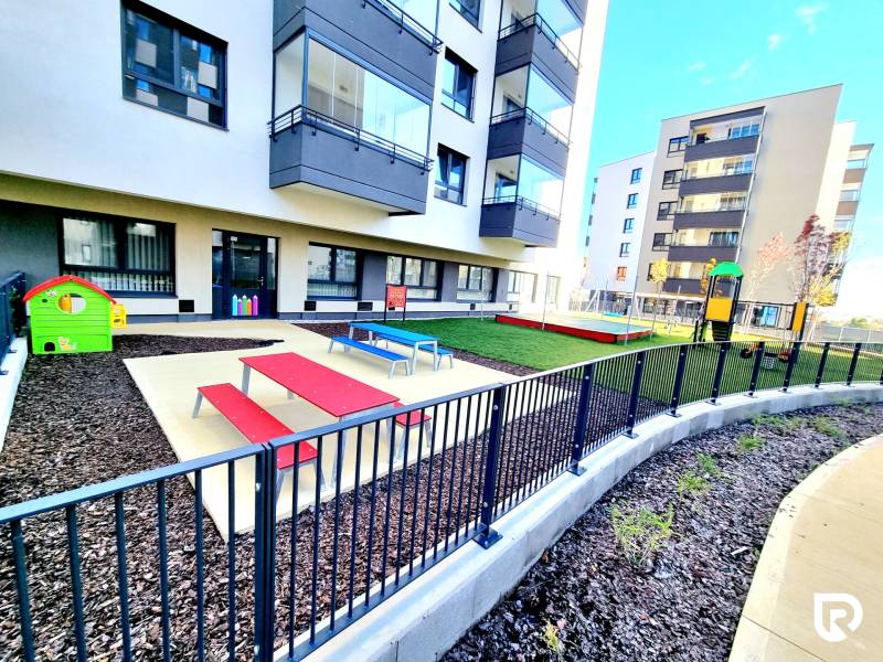 Posledný investičný krásny 2-izbový byt | 55 m² | RÍNOK RAČA - Detské ihrisko pred 2-izbovými bytmi na ulici Františka Kubu v Bratislave - Rači.