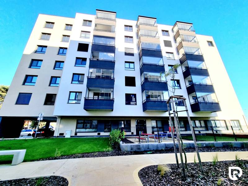 Posledný investičný krásny 2-izbový byt | 55 m² | RÍNOK RAČA - 5-poschodový bytový dom na Františka Kubu v Bratislave - Rači s balkónmi a zeleňou.