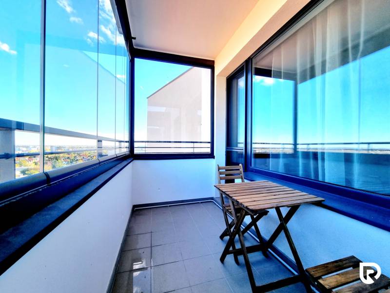 Posledný investičný krásny 2-izbový byt | 55 m² | RÍNOK RAČA - Zastrešený balkón s posedením v 2-izbovom byte s výhľadom.