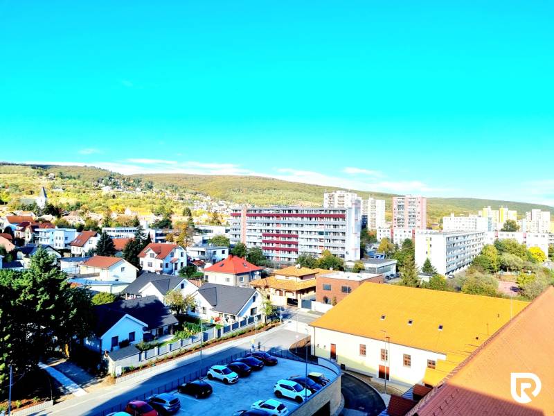 Posledný investičný krásny 2-izbový byt | 55 m² | RÍNOK RAČA - Pohľad na mestskú časť Bratislava - Rača z ulice Františka Kubu, okolie s bytovými domami.