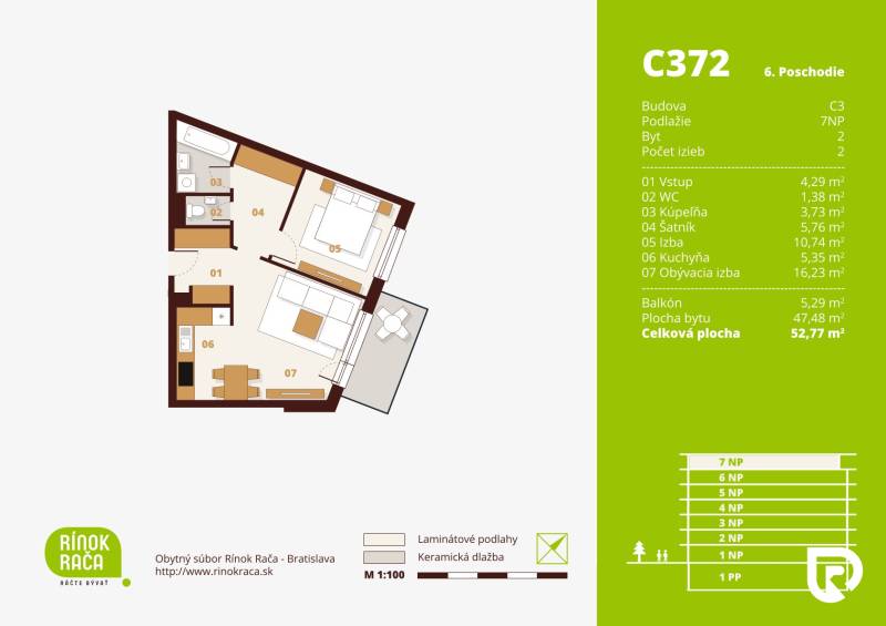 Posledný investičný krásny 2-izbový byt | 55 m² | RÍNOK RAČA - Pôdorys 2-izbového bytu s podlahou s dreveným dekorom a balkónom.