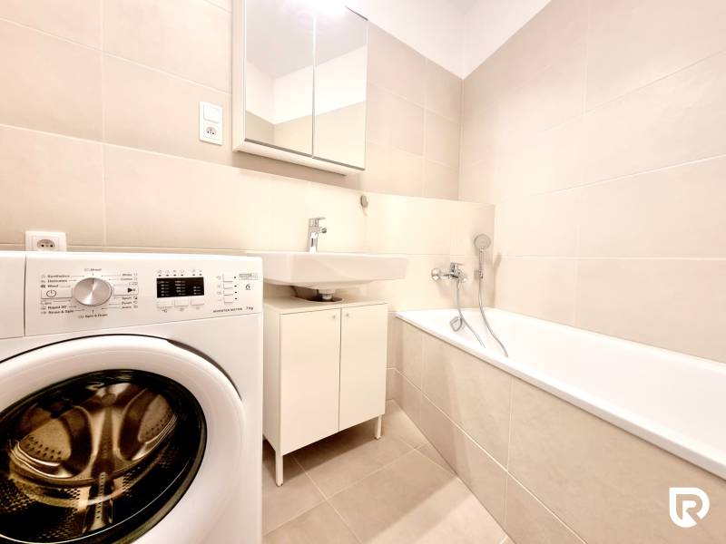 Posledný investičný krásny 2-izbový byt | 55 m² | RÍNOK RAČA - Kúpeľňa v 2-izbovom byte s práčkou, vaňou a béžovými obkladmi.