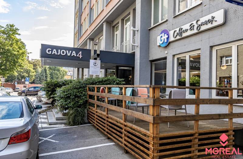 Kancelársky celok 46m2, Gajova ul., Staré Mesto - Exteriér kancelárií na Gajovej ulici v Bratislave - Starom Meste s terasou a parkovaním.