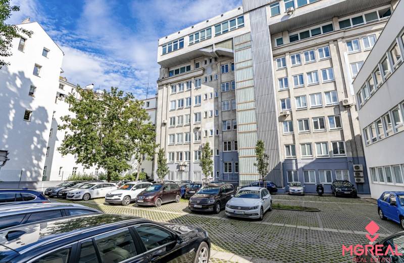 Dvojkancelária 61m2, Gajova ul., Staré Mesto - Parkovisko pri kanceláriách na Gajovej ulici v Bratislave - Starom Meste.