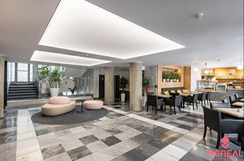 Dvojkancelária 61m2, Gajova ul., Staré Mesto - Kancelárie s čierno-bielou podlahou, stĺpmi, sedením a kaviarňou v interiéri.