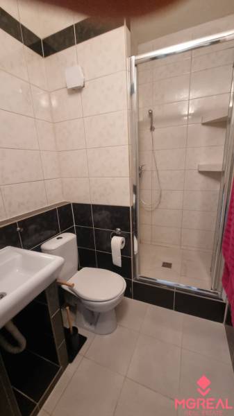 Prenájom 1- izbový byt  - Kúpeľňa s umývadlom, toaletou a sprchovým kútom v 1-izbovom byte.