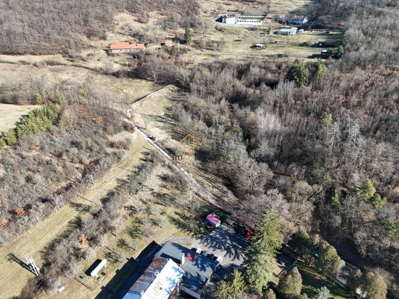 Predaj , slnečné pozemky nad Krupinou , Tepličky - Letecký pohľad na zalesnené pozemky na bývanie v Krupine.