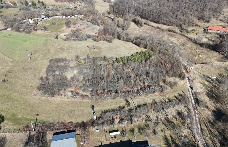 Predaj , slnečné pozemky nad Krupinou , Tepličky - Letecký pohľad na rozľahlé pozemky na bývanie v Krupine, s lesmi a poľami.