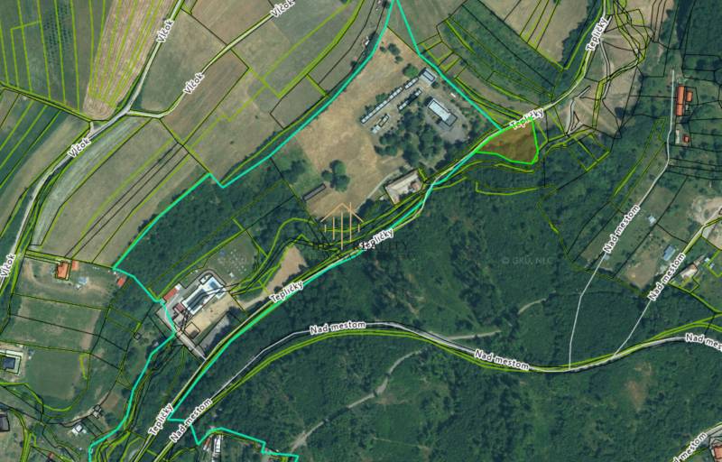 Predaj , slnečné pozemky nad Krupinou , Tepličky - Letecký pohľad na Pozemky - bývanie v okolí Krupiny s viditeľnými cestami a parcelami.