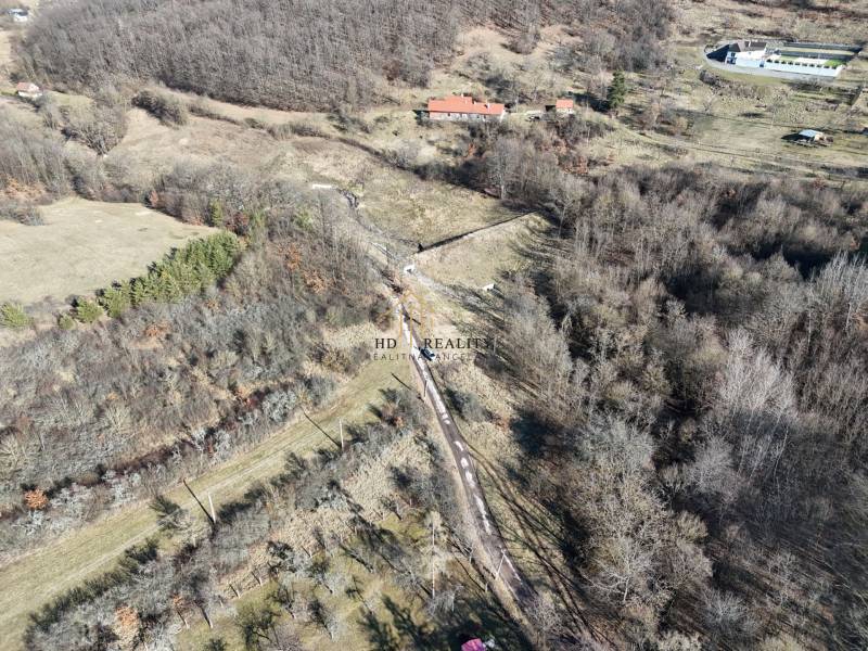 Predaj , slnečné pozemky nad Krupinou , Tepličky - Pozemky - bývanie v Krupine blízko lesa s vidieckou krajinou a trávnatými plochami.