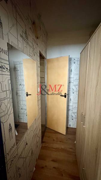 Predaj garsónky – Tlmače, Lipník- ihneď voľná (MK-3) - Garsónka so stenami s cestovateľským motívom a podlahou s dreveným dekorom.